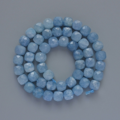 Beads Aquamarine אבן טבעית קוביית פאות, קוטר 7.5 מ"מ+-, אורך 38 ס"מ+- על חוט