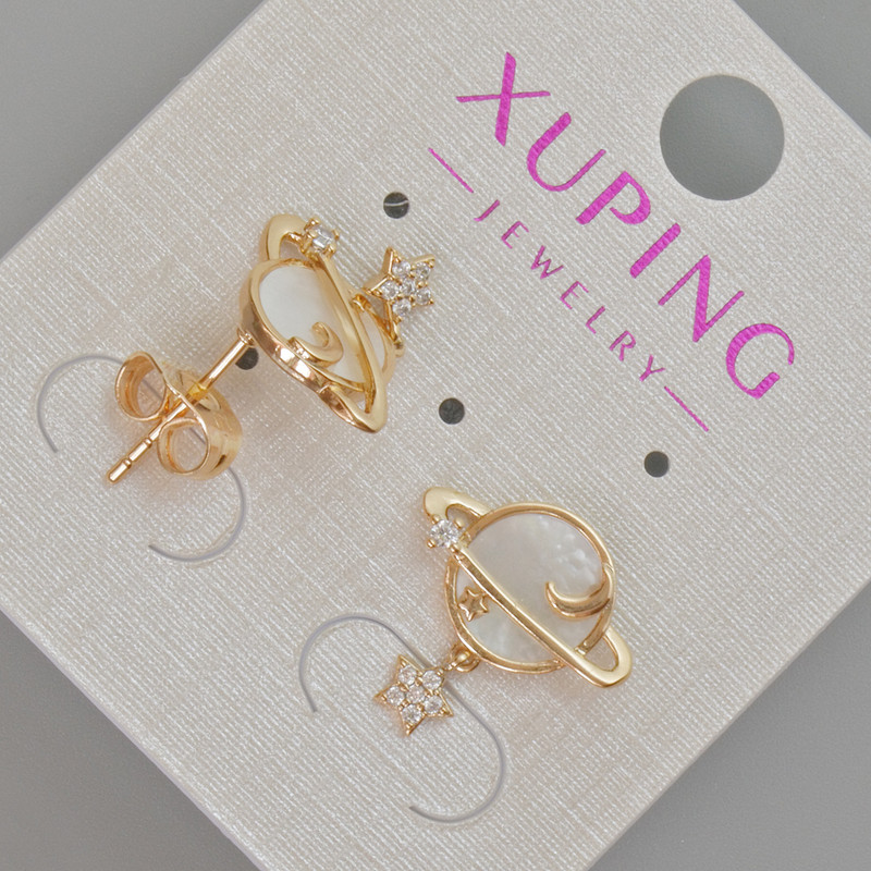 עגילי שיבוץ Xuping «סאטורן» פנינה לבנה וזירקונים, קוטר 15,5×15 מ״מ, זהב מצופה 18K
