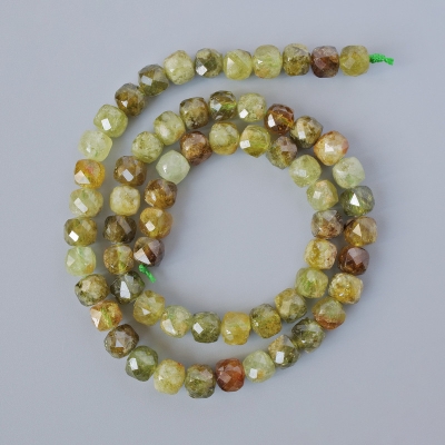 Beads Grosular (נופך ירוק) קוביית אבן טבעית, קוטר 5 מ"מ+-, אורך 39 ס"מ+- על חוט