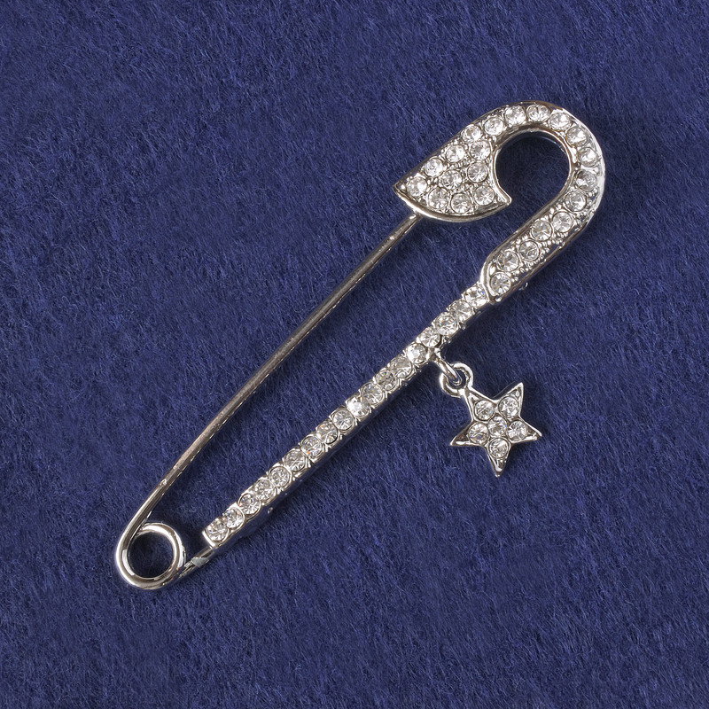 סיכת תכשיט לבנים סטרזים, מתכת כסופה 71x18mm+
