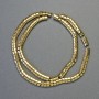 חרוזי המטיט בצורת נחש, זיג-זג וגל בגוון זהוב, קוטר 5×4×3 מ״מ, אורך 41 ס״מ, מחרוזת