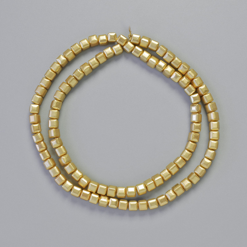 חרוזי המטיט – קוביות בצבע זהב מאט, קוטר 4×4 מ״מ, אורך 41 ס״מ, מחרוזת