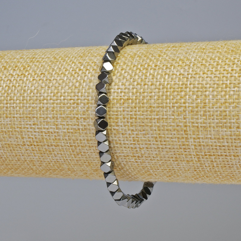 צמיד המטיט בצורה מצולעת, צבע שחור, קוטר 4×4 מ״מ ±, אורך 18 ס״מ ± אלסטי