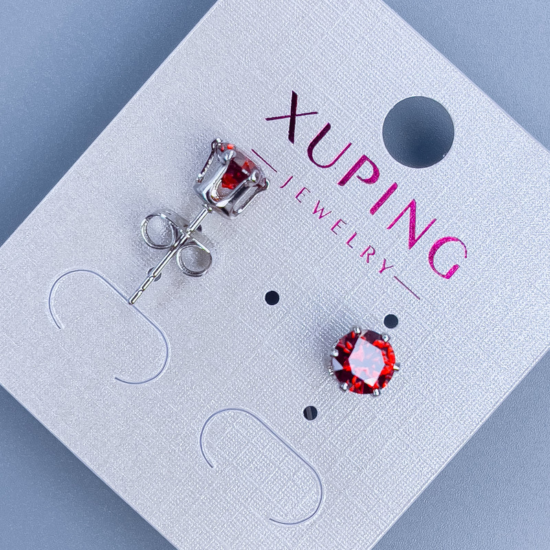 עגילי סטוד כדוריים Xuping עם אבן אדומה במסגרת «כתר» בקוטר כ-6 מ״מ וציפוי רודיום