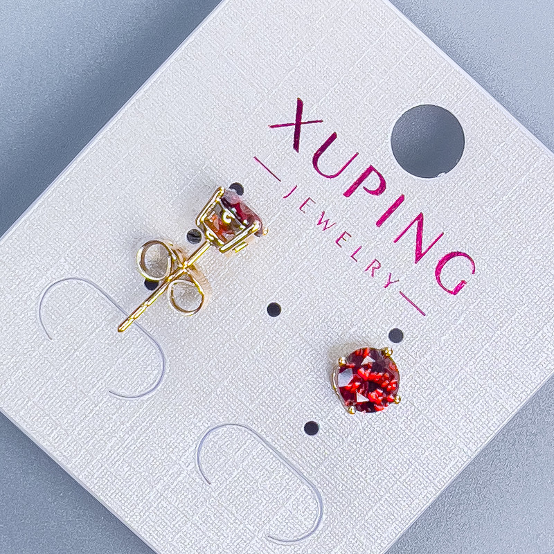 עגילי סטוד כדוריים Xuping עם אבן אדומה במסגרת «קוודרו» 6 מ״מ ± זהב מצופה 18K