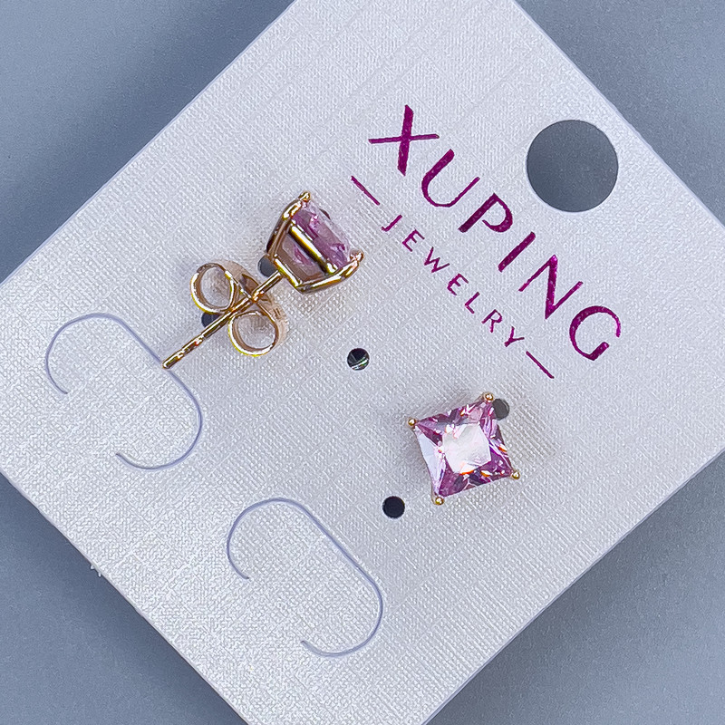 עגילי פוסטים Xuping עם אבן ורודה במסגרת «קוואדרו» כ-6 מ״מ, ציפוי זהב 18K