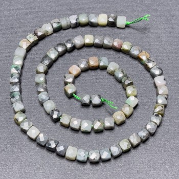 חרוזי אזמרגד על חוט – קוביות ממורקות בקוטר כ-5 מ״מ, אורך כ-38 ס״מ