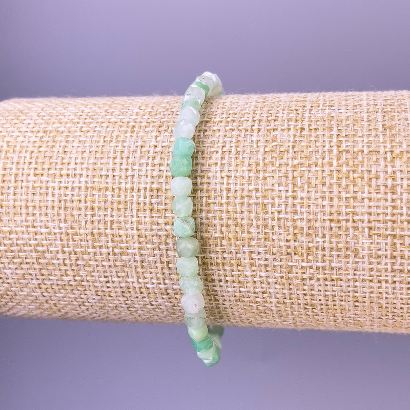 צמיד אזמרגד מחורץ בקובייה, קוטר 4×4 מ״מ, אורך 18 ס״מ, אלסטי