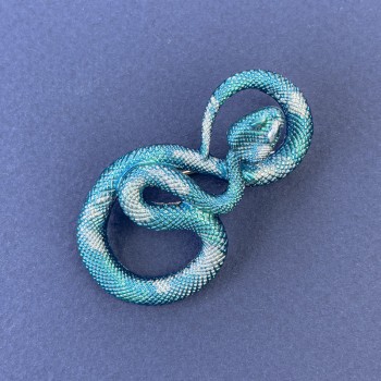 סיכה אמייל כחול בהיר ומתכת כסופה 52×29 מ״מ+