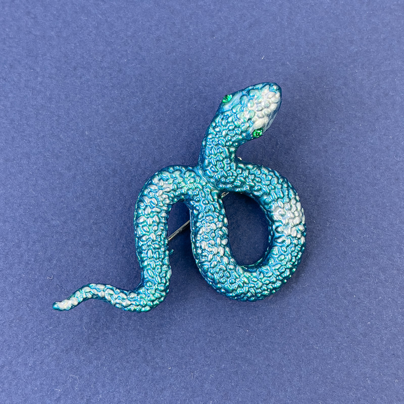 סיכת-תליון «נחש» עם אמייל כחול וזירקונים כחולים, מתכת כסופה 53×32 מ״מ +