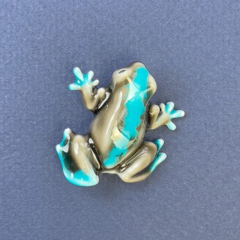 סיכת צפרדע בצבעים אפור וכחול-כסוף, מתכת כסופה 27×30 מ״מ+