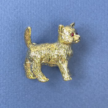 סיכה «חתולה» עם זרקונים אדומים ומתכת זהובה 27×28 מ״מ+