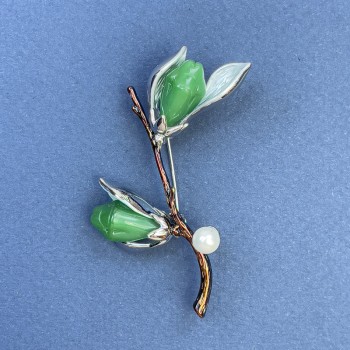 סיכה – ענף עם פרח ופנינה, צבע אפור וחום, מתכת כסופה 48×59 מ״מ+