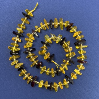 חרוזי ענבר גרגרי 10-12×4 מ״מ +/- עם חרוזים קטנים, קוטר 3 מ״מ +/- על חוט, אורך 38 ס״מ+