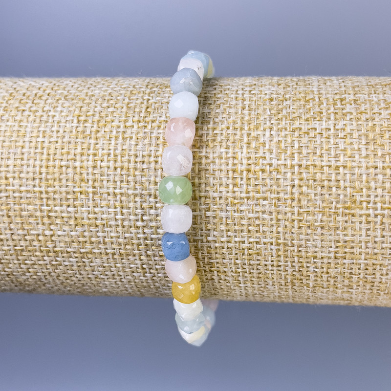 צמיד מורגניט חתוך בצורת קובייה, קוטר 6 מ״מ, אורך 18 ס״מ, סטרץ'