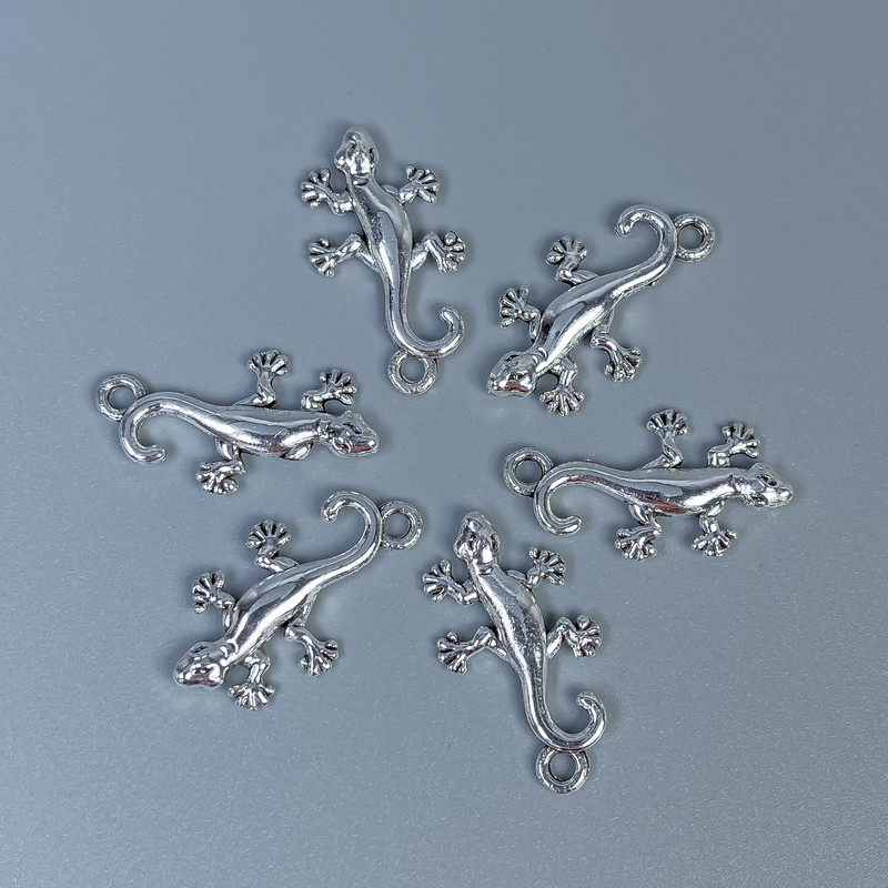 אביזרי תכשיטים תליון לטאה בצבע כסף, ממדים 23×13×2 מ״מ ± פתח, קוטר 2 מ״מ ± אריזה 12 יחידות