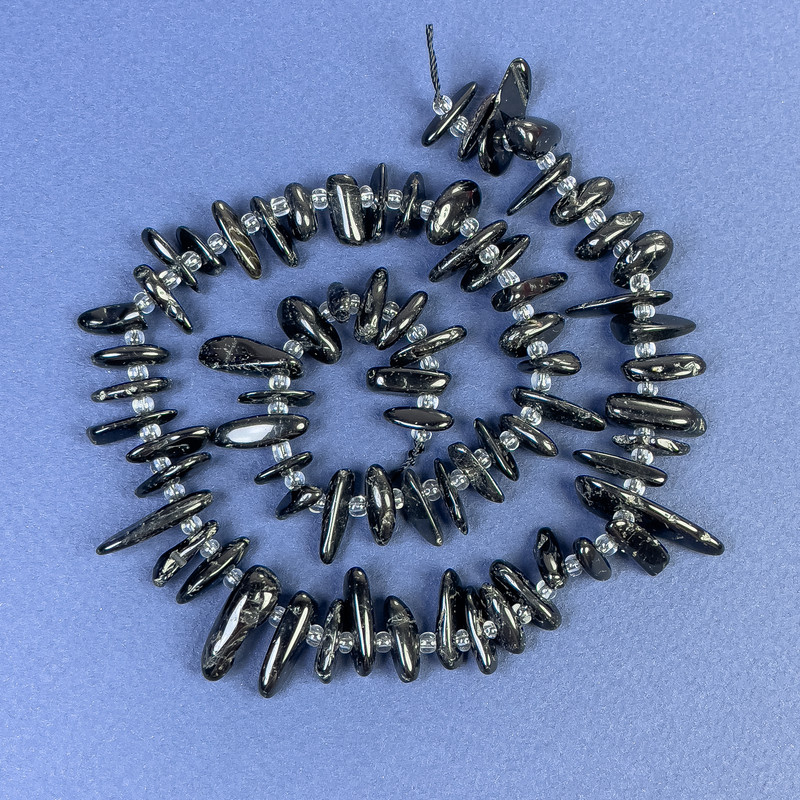 חרוזי אגת גרגריים 11–22×2–4 מ״מ ± עם חרוזי זכוכית על חוט, אורך 40 ס״מ+