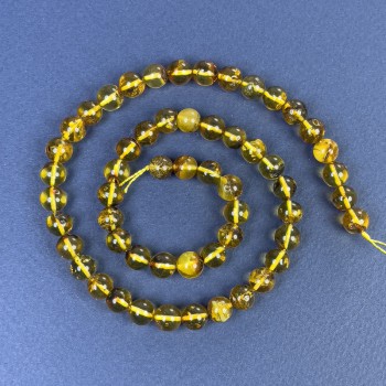 חרוזי ענבר בצורת כדור חלק בקוטר 8 מ״מ — על חוט, אורך כ-39 ס״מ