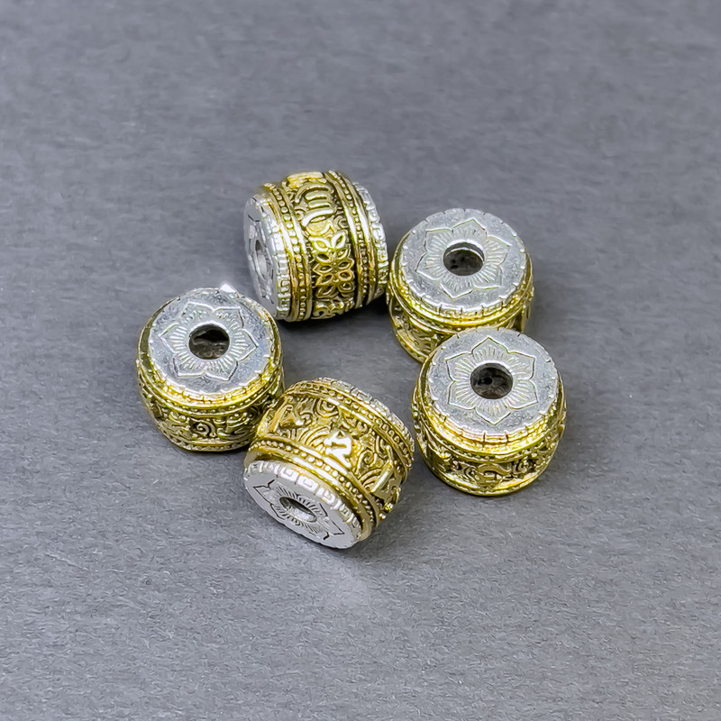 חרוז-הכנסה מתכתי בצבע כסוף-זהוב, קוטר 11×8.5 מ״מ, פתח כ-3 מ״מ, מחיר ליחידה