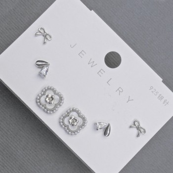 עגילי יתדות כסופים עם זרקונים לבנים בצורת תלתן 10 מ״מ+