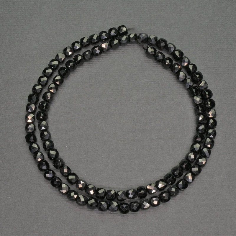 חרוזי טורמלין שחור טבעי בצורת קוביות מחוצבות קוטר 4 מ״מ, אורך 38 ס״מ