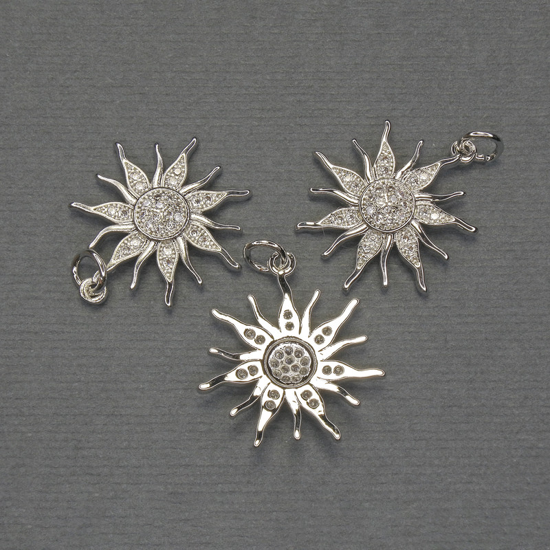 תליון «כוכב» עם אבני סראז לבנות, מתכת כסופה, קוטר 20 מ״מ+-, אורך 25 מ״מ+-