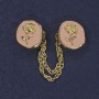 סיכת קרדייגן ורודה אמייל ומתכת זהובה, קוטר 20 מ"מ, שרשרת באורך 9 ס"מ