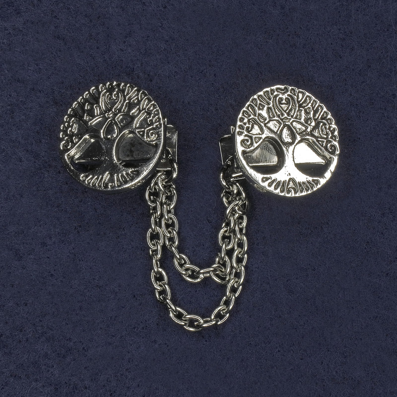 סיכה לקרדיגנים ממתכת כסופה, קוטר כ-20 מ״מ, שרשרת באורך כ-9 ס״מ+