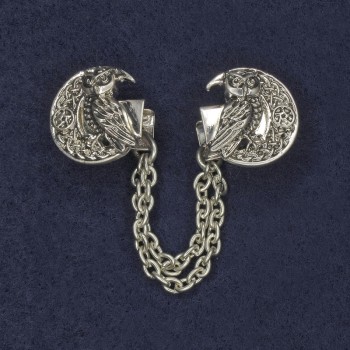 סיכה לקרדיגנים ממתכת כסופה, קוטר כ-20 מ״מ, שרשרת באורך כ-9 ס״מ+