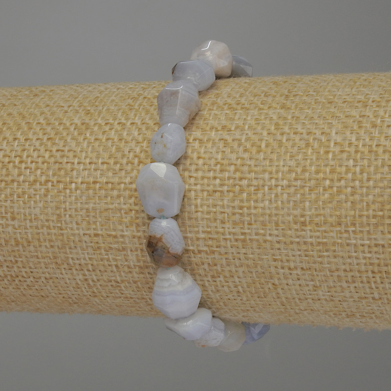 צמיד אגת כחולה – חרוזי מרוב-פנים, קוטר 10–15×10 מ״מ ±, אורך 18 ס״מ סטרץ'