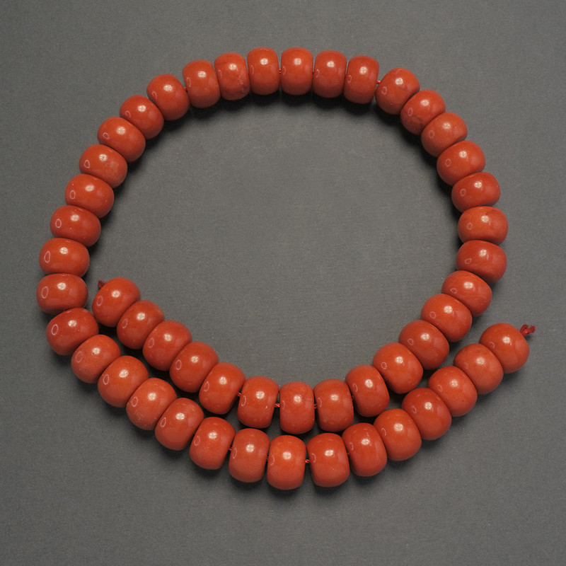 חרוזי אלמוג מלאכותי בצורת רונדל חלקה, קוטר 12×8 מ״מ ±, אורך 40 ס״מ ± על חוט