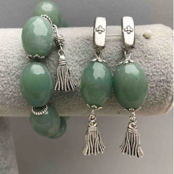 סט צמיד ועגילים מנפריט אובלית חתוכה, בקוטר 21×15 מ״מ, אורך 64 מ״מ, עם תוספות מתכת, אורך 18 ס״מ, גומי-אלסטי