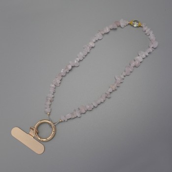 מחזיק לטלפון מקוורץ ורוד שברי 4-9×2.5 מ״מ + טבעת, קוטר 24 מ״מ, אורך 40 ס״מ (על חרוזים)