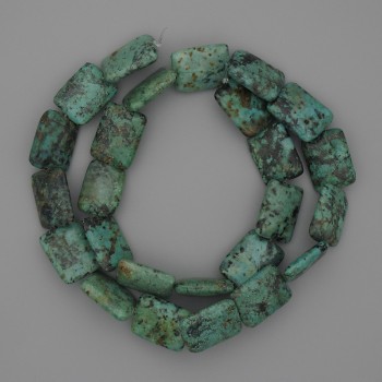 חרוזי טורקיז אפריקאי מרובעים, קוטר 15–18×12 מ״מ+- על חוט, אורך 40 ס״מ +