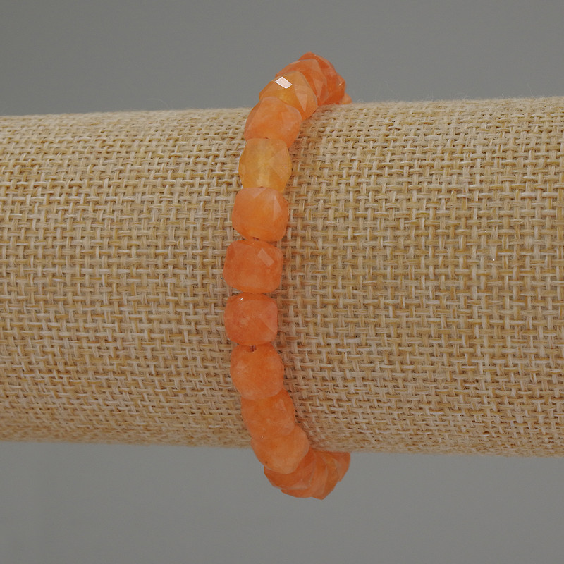 צמיד נפריט מאשאן — קוביה חרוטה בקוטר כ-7×7 מ״מ, אורך 18 ס״מ, סטרץ'