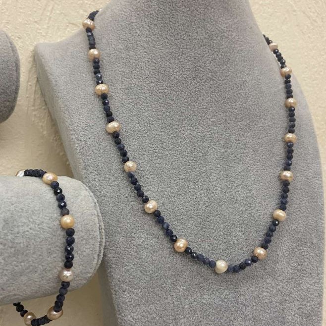 סט שרשרת וצמיד: פנינים נהריות בגוון אפרסק בקוטר 6×5 מ״מ ±, ספיר מחורץ כדורי בקוטר 3.5 מ״מ, אורך 48 ס״מ ±, אורך 18 מ״מ ± משתנה