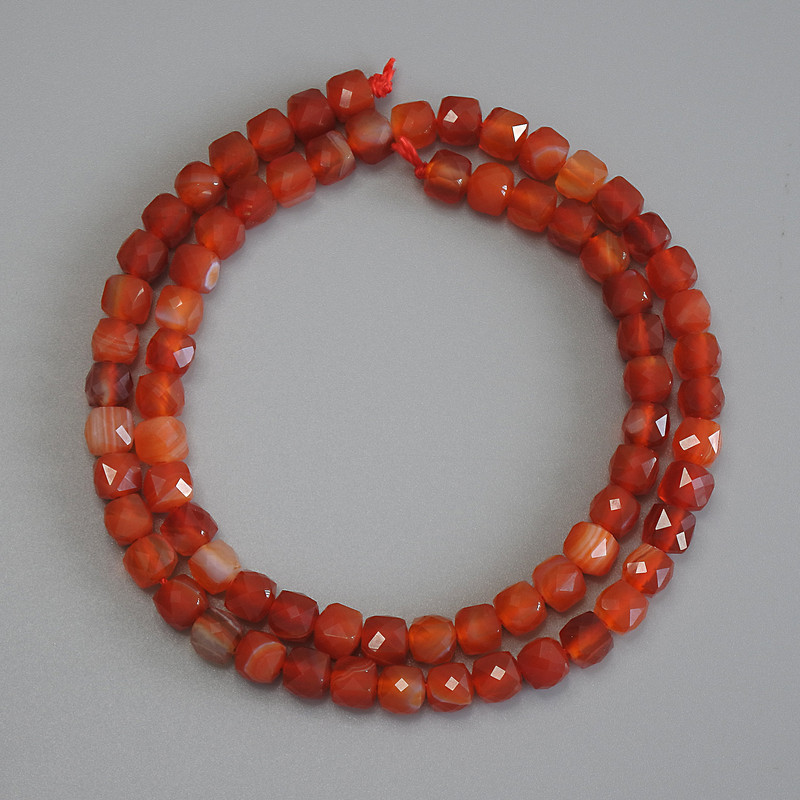 חרוזי אגט בצורת קובייה, קוטר 5×5 מ״מ, אורך 37 ס״מ על חוט