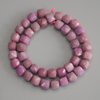 חרוזי פוספוסידריט מלוטשים בצורת קובייה על חוט, קוטר 9×9 מ״מ, אורך 37 ס״מ