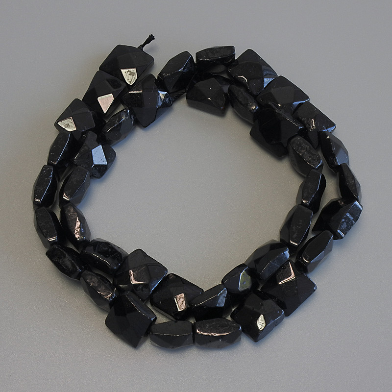 חרוזי טורמלין שחור מרובע מחורץ, קוטר 10.5–11×10.5–11 מ״מ, אורך כ-40 ס״מ על החוט (עם פגמים טבעיים)