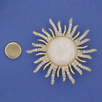 סיכה מגנטית – שמש עם פרלאמוטר וזירקונים לבנים, מתכת מוזהבת 47 מ״מ+