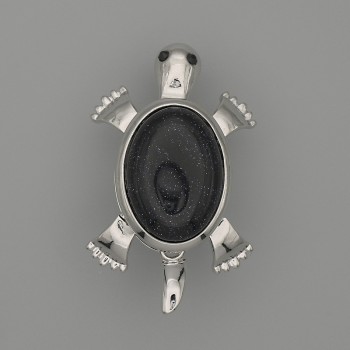 סיכת-תליון «צב» ואוואנטורין – ליל קאירה 52×35 מ״מ ± חלקים נעים, מתכת כסופה