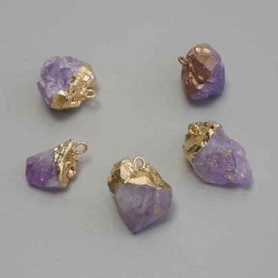 תליון אמטיסט לא מעובד – מגוון מידות 10–14×15–22 מ״מ, מתכת בצבע זהוב
