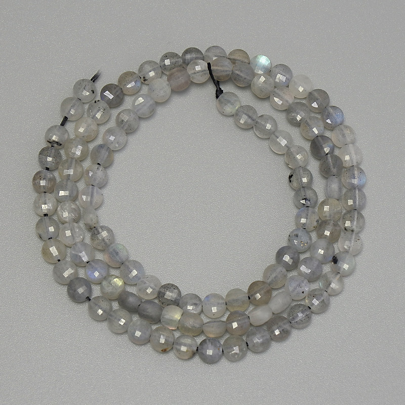 חרוזי לאברדרייט מגולפים בצורת מטבעות, קוטר 4 מ"מ +/-, אורך 39 ס"מ +/- על חוט