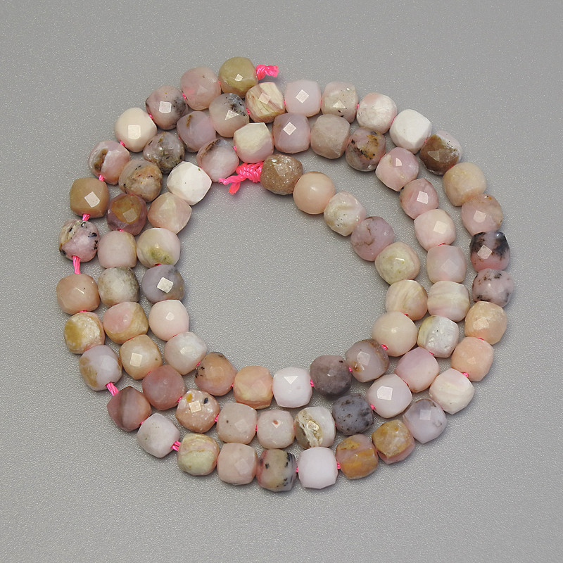 חרוזי אופל בצורת קוביות מגולפות, קוטר 5×5 מ״מ, אורך החוט כ-39 ס״מ