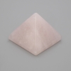 פרמידה מזכרת מאבן טבעית - קוורץ ורוד, אורך 30×30 מ״מ ±, רוחב 25 מ״מ ±