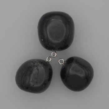 תליון אגט בצורת קובייה, ממדים 20×20 מ״מ, אורך כ-25 מ״מ