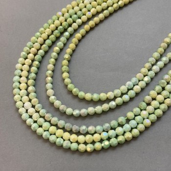 חרוזי קריסטל צ'כי מרובי גוונים עם ציפוי בנזין על חוט, כדורי חצובים בקוטר כ-6 מ״מ, אורך 38 ס״מ