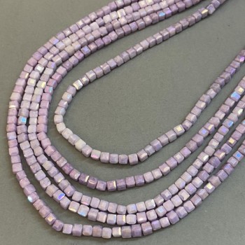 חרוזי קריסטל צ'כי סגולים עם ציפוי בנזיני על חוט, צורה קובייתית מלוטשת, קוטר 4x4 מ״מ, אורך 38 ס״מ