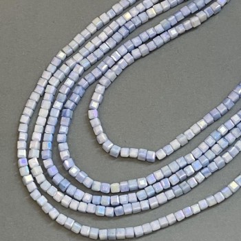 חרוזי קריסטל צ'כי כחול בהיר עם ציפוי בנזין על חוט – קובייה מחוספסת, קוטר 4×4 מ״מ, אורך 38 ס״מ