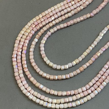 חרוזי קריסטל צ'כי בגוון ורוד עם ציפוי «בנזין» על חוט, קוביות מלוטשות בקוטר 4×4 מ״מ, אורך 38 ס״מ +